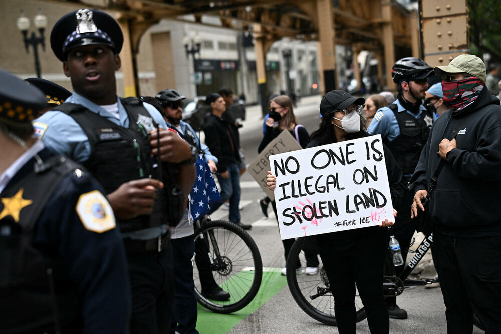 <p>„Sve druge zemlje slave svoje pobjede, vrijeme je da i Amerika to počne“, rekao je predsjednik SAD. Antitrampovski pokreti su organizovali skoro 2.000 protesta širom države, sinhronizovano sa paradom. Mnogi su bili pod sloganom „Nema kraljeva“, naglašavajući da niko nije iznad zakona</p>