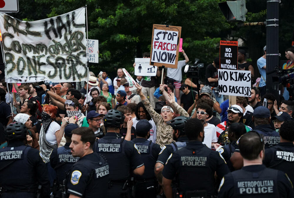 <p>„Sve druge zemlje slave svoje pobjede, vrijeme je da i Amerika to počne“, rekao je predsjednik SAD. Antitrampovski pokreti su organizovali skoro 2.000 protesta širom države, sinhronizovano sa paradom. Mnogi su bili pod sloganom „Nema kraljeva“, naglašavajući da niko nije iznad zakona</p>
