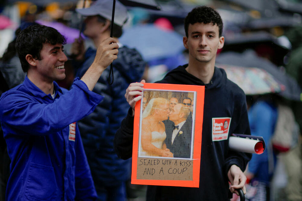 <p>„Sve druge zemlje slave svoje pobjede, vrijeme je da i Amerika to počne“, rekao je predsjednik SAD. Antitrampovski pokreti su organizovali skoro 2.000 protesta širom države, sinhronizovano sa paradom. Mnogi su bili pod sloganom „Nema kraljeva“, naglašavajući da niko nije iznad zakona</p>