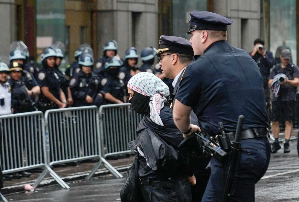 <p>„Sve druge zemlje slave svoje pobjede, vrijeme je da i Amerika to počne“, rekao je predsjednik SAD. Antitrampovski pokreti su organizovali skoro 2.000 protesta širom države, sinhronizovano sa paradom. Mnogi su bili pod sloganom „Nema kraljeva“, naglašavajući da niko nije iznad zakona</p>