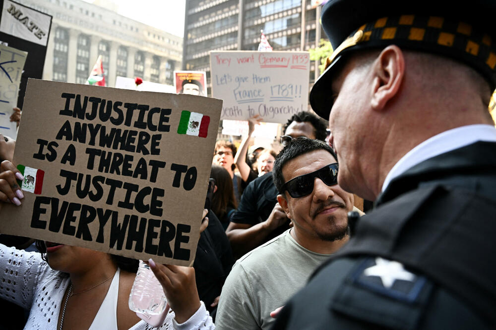 <p>„Sve druge zemlje slave svoje pobjede, vrijeme je da i Amerika to počne“, rekao je predsjednik SAD. Antitrampovski pokreti su organizovali skoro 2.000 protesta širom države, sinhronizovano sa paradom. Mnogi su bili pod sloganom „Nema kraljeva“, naglašavajući da niko nije iznad zakona</p>