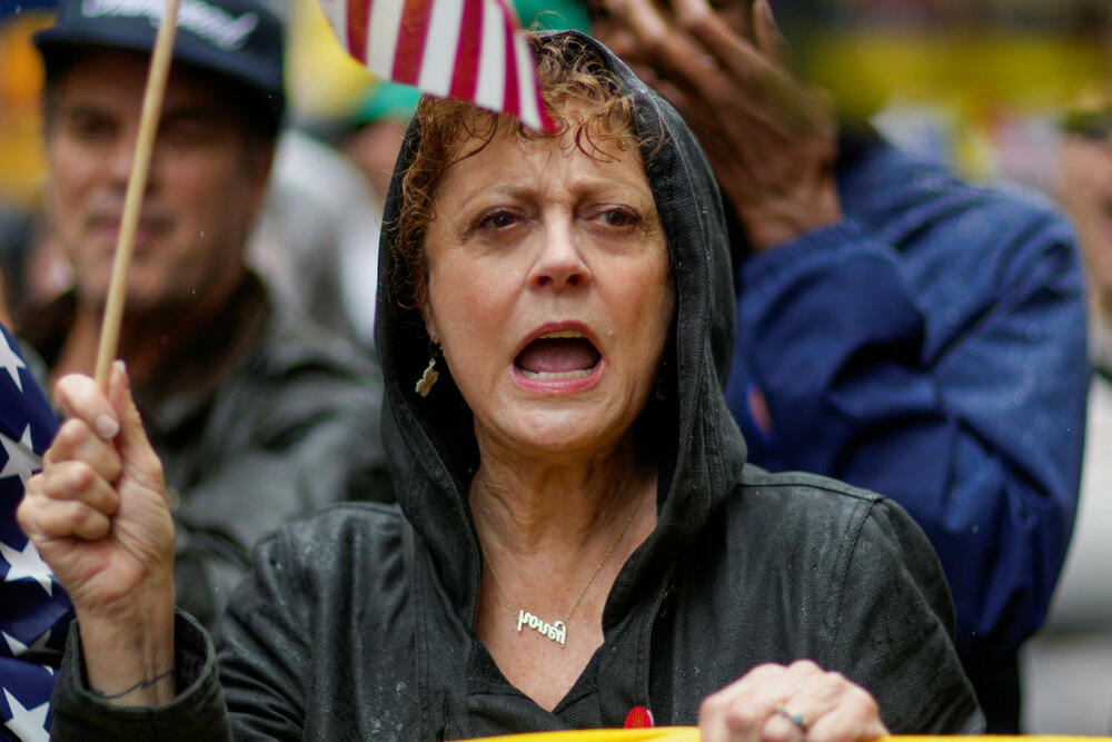 <p>„Sve druge zemlje slave svoje pobjede, vrijeme je da i Amerika to počne“, rekao je predsjednik SAD. Antitrampovski pokreti su organizovali skoro 2.000 protesta širom države, sinhronizovano sa paradom. Mnogi su bili pod sloganom „Nema kraljeva“, naglašavajući da niko nije iznad zakona</p>