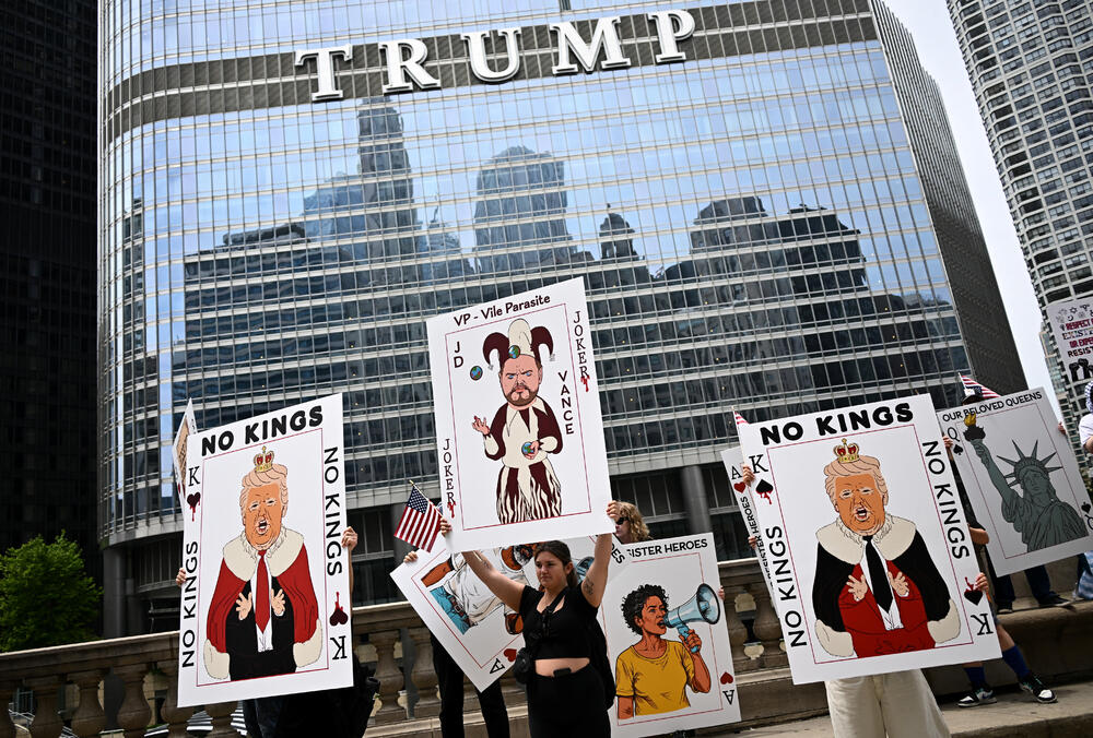 <p>„Sve druge zemlje slave svoje pobjede, vrijeme je da i Amerika to počne“, rekao je predsjednik SAD. Antitrampovski pokreti su organizovali skoro 2.000 protesta širom države, sinhronizovano sa paradom. Mnogi su bili pod sloganom „Nema kraljeva“, naglašavajući da niko nije iznad zakona</p>