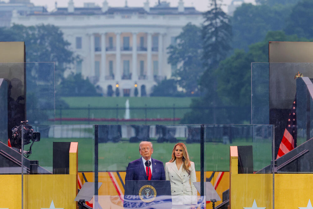 <p>„Sve druge zemlje slave svoje pobjede, vrijeme je da i Amerika to počne“, rekao je predsjednik SAD. Antitrampovski pokreti su organizovali skoro 2.000 protesta širom države, sinhronizovano sa paradom. Mnogi su bili pod sloganom „Nema kraljeva“, naglašavajući da niko nije iznad zakona</p>