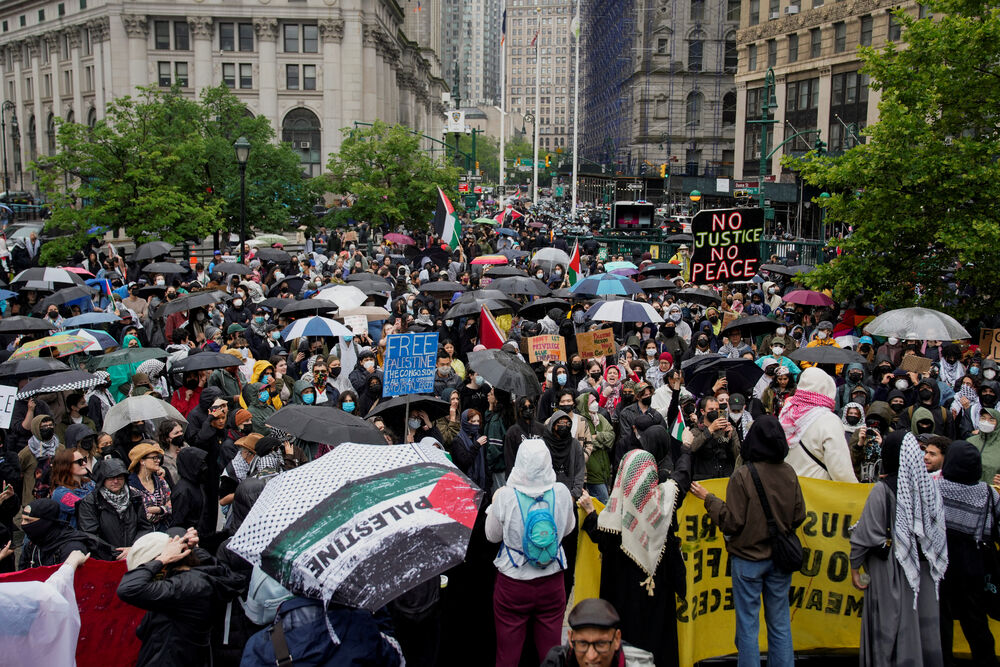 <p>„Sve druge zemlje slave svoje pobjede, vrijeme je da i Amerika to počne“, rekao je predsjednik SAD. Antitrampovski pokreti su organizovali skoro 2.000 protesta širom države, sinhronizovano sa paradom. Mnogi su bili pod sloganom „Nema kraljeva“, naglašavajući da niko nije iznad zakona</p>