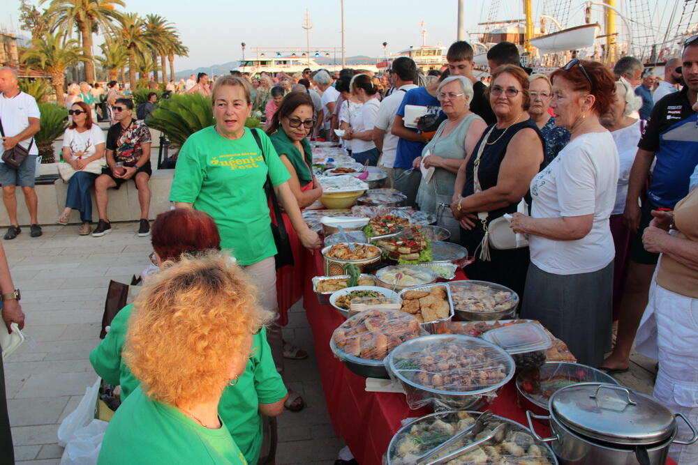 <p>U Tivtu održana tradicionalna manifestacija „P(i)jat od žućenice“</p>