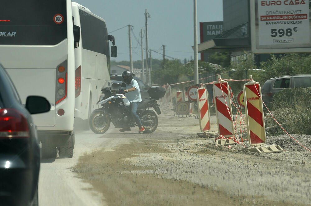 <p>Razrovana džada i tek poneki radnik dočekuju turiste na dijelu Jadranske magistrale od Jaza do tivatskog aerodroma.</p>  <p>Sat ili više, ponekad i dva, traje vožnja na dionici dugoj petnaestak kilometara, reporterima “Vijesti” u utorak je trebalo 25 minuta jer su “imali sreće”...</p>