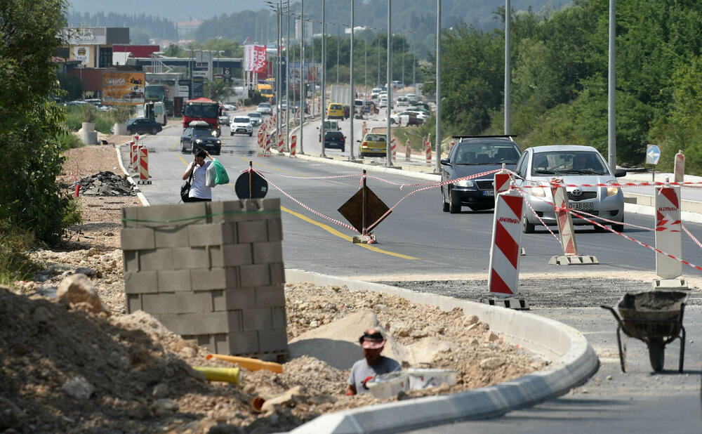 <p>Razrovana džada i tek poneki radnik dočekuju turiste na dijelu Jadranske magistrale od Jaza do tivatskog aerodroma.</p>  <p>Sat ili više, ponekad i dva, traje vožnja na dionici dugoj petnaestak kilometara, reporterima “Vijesti” u utorak je trebalo 25 minuta jer su “imali sreće”...</p>