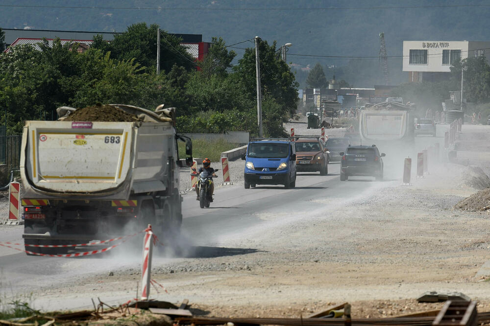 <p>Razrovana džada i tek poneki radnik dočekuju turiste na dijelu Jadranske magistrale od Jaza do tivatskog aerodroma.</p>  <p>Sat ili više, ponekad i dva, traje vožnja na dionici dugoj petnaestak kilometara, reporterima “Vijesti” u utorak je trebalo 25 minuta jer su “imali sreće”...</p>