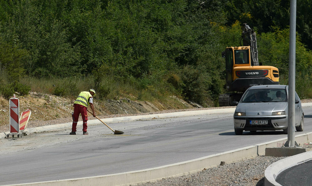 <p>Razrovana džada i tek poneki radnik dočekuju turiste na dijelu Jadranske magistrale od Jaza do tivatskog aerodroma.</p>  <p>Sat ili više, ponekad i dva, traje vožnja na dionici dugoj petnaestak kilometara, reporterima “Vijesti” u utorak je trebalo 25 minuta jer su “imali sreće”...</p>
