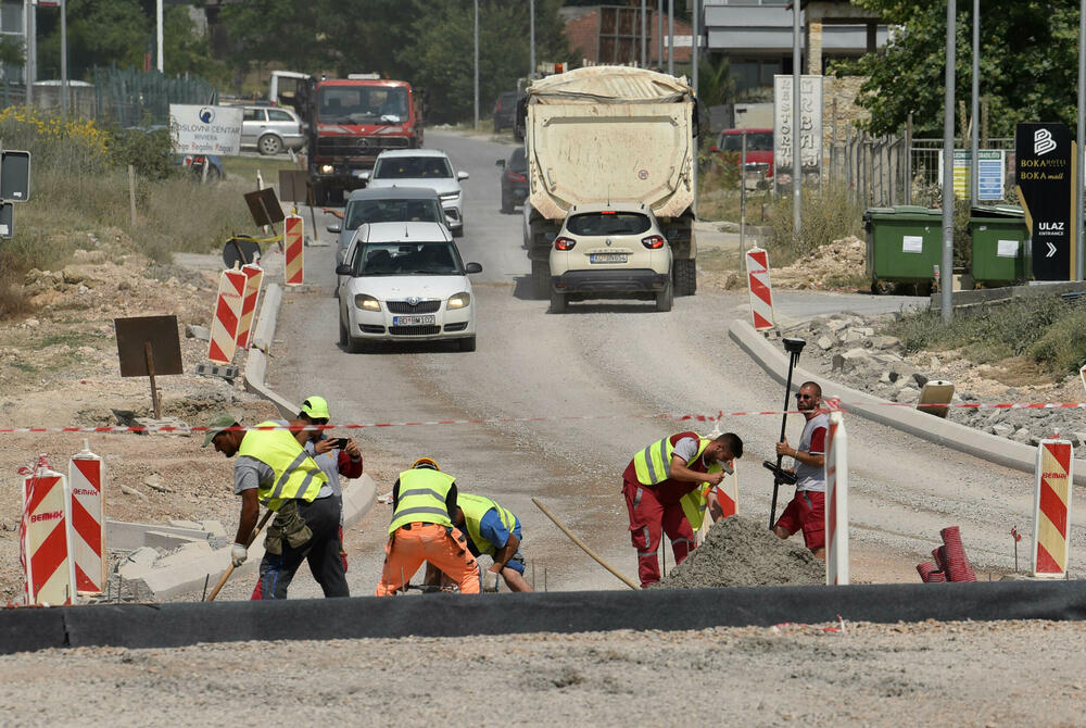 <p>Razrovana džada i tek poneki radnik dočekuju turiste na dijelu Jadranske magistrale od Jaza do tivatskog aerodroma.</p>  <p>Sat ili više, ponekad i dva, traje vožnja na dionici dugoj petnaestak kilometara, reporterima “Vijesti” u utorak je trebalo 25 minuta jer su “imali sreće”...</p>