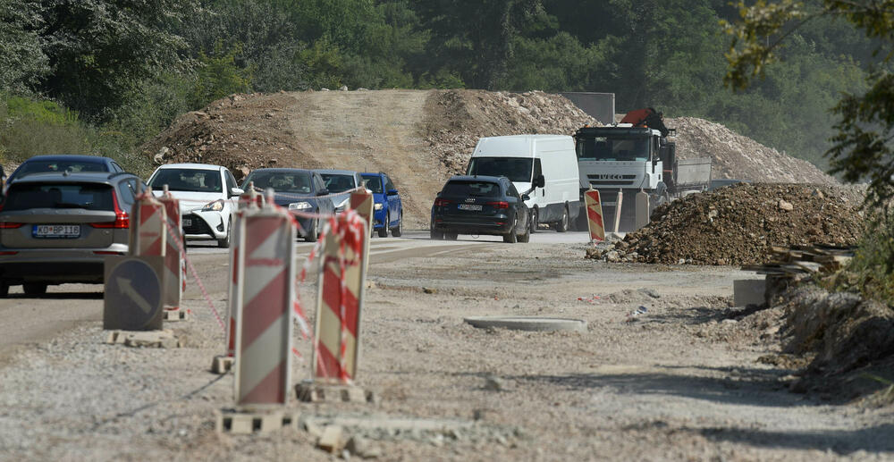 <p>Razrovana džada i tek poneki radnik dočekuju turiste na dijelu Jadranske magistrale od Jaza do tivatskog aerodroma.</p>  <p>Sat ili više, ponekad i dva, traje vožnja na dionici dugoj petnaestak kilometara, reporterima “Vijesti” u utorak je trebalo 25 minuta jer su “imali sreće”...</p>