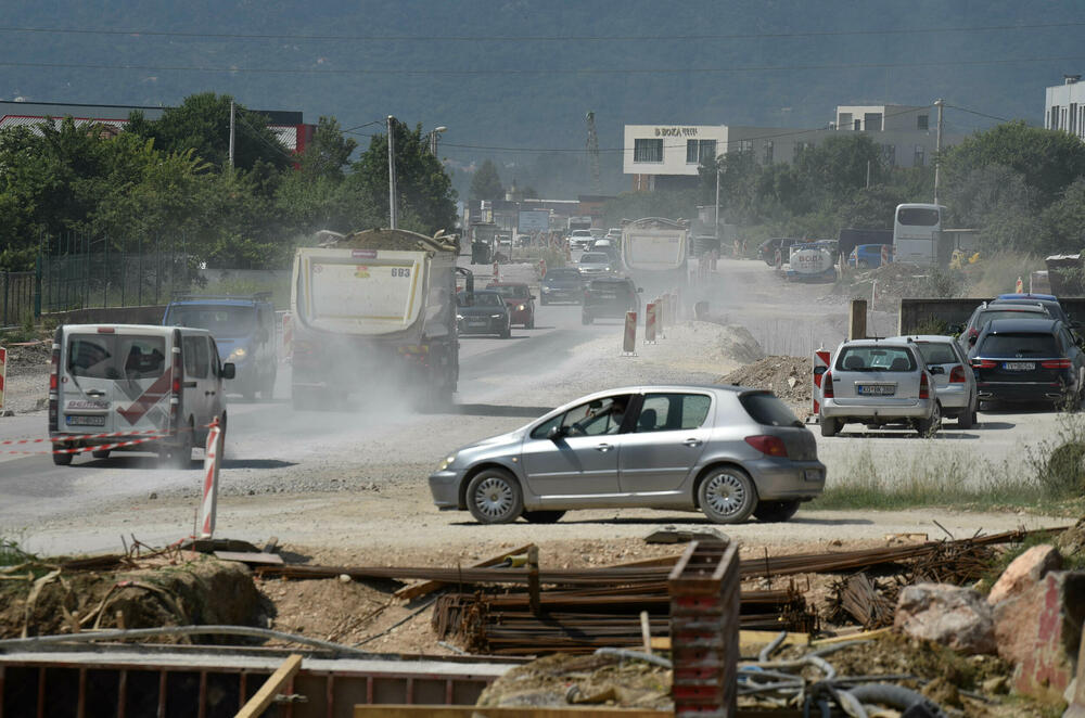 <p>Razrovana džada i tek poneki radnik dočekuju turiste na dijelu Jadranske magistrale od Jaza do tivatskog aerodroma.</p>  <p>Sat ili više, ponekad i dva, traje vožnja na dionici dugoj petnaestak kilometara, reporterima “Vijesti” u utorak je trebalo 25 minuta jer su “imali sreće”...</p>