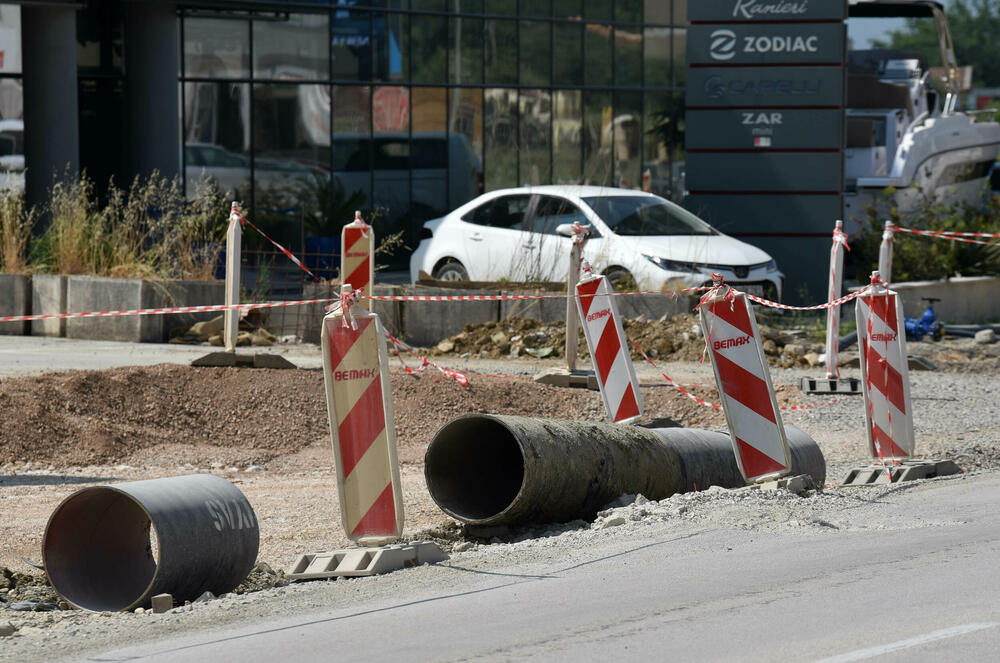 <p>Razrovana džada i tek poneki radnik dočekuju turiste na dijelu Jadranske magistrale od Jaza do tivatskog aerodroma.</p>  <p>Sat ili više, ponekad i dva, traje vožnja na dionici dugoj petnaestak kilometara, reporterima “Vijesti” u utorak je trebalo 25 minuta jer su “imali sreće”...</p>