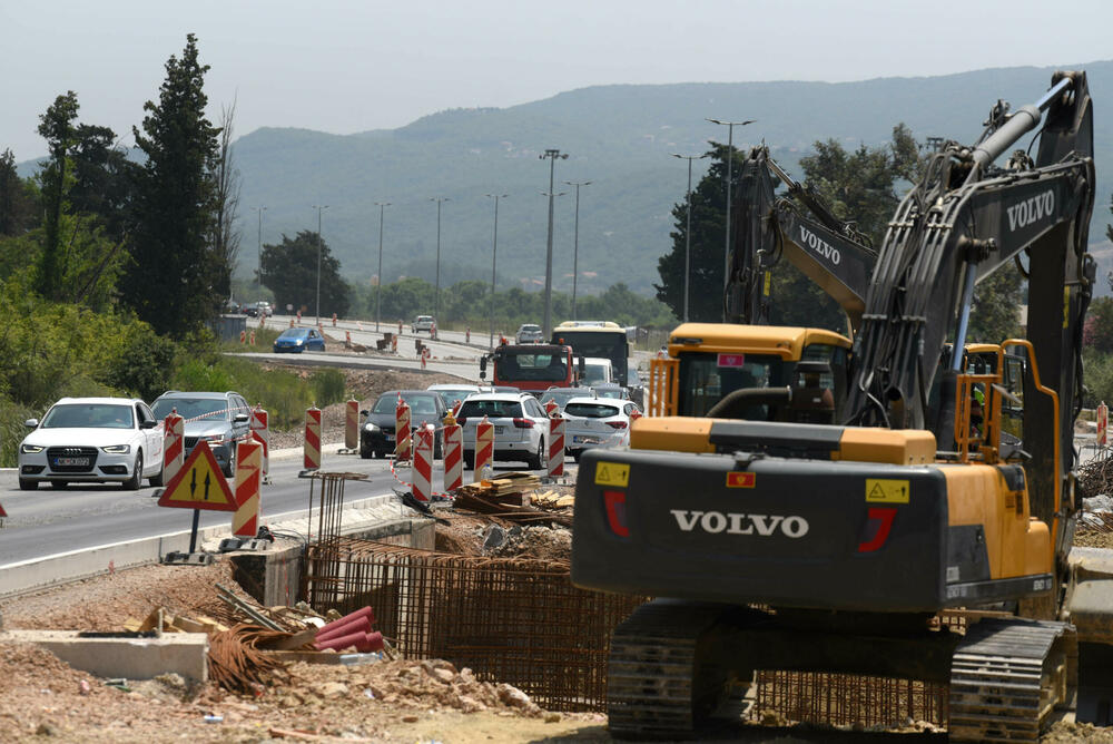 <p>Razrovana džada i tek poneki radnik dočekuju turiste na dijelu Jadranske magistrale od Jaza do tivatskog aerodroma.</p>  <p>Sat ili više, ponekad i dva, traje vožnja na dionici dugoj petnaestak kilometara, reporterima “Vijesti” u utorak je trebalo 25 minuta jer su “imali sreće”...</p>