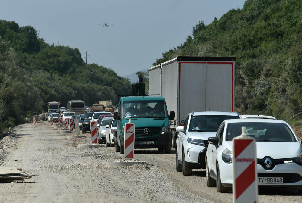 <p>Razrovana džada i tek poneki radnik dočekuju turiste na dijelu Jadranske magistrale od Jaza do tivatskog aerodroma.</p>  <p>Sat ili više, ponekad i dva, traje vožnja na dionici dugoj petnaestak kilometara, reporterima “Vijesti” u utorak je trebalo 25 minuta jer su “imali sreće”...</p>
