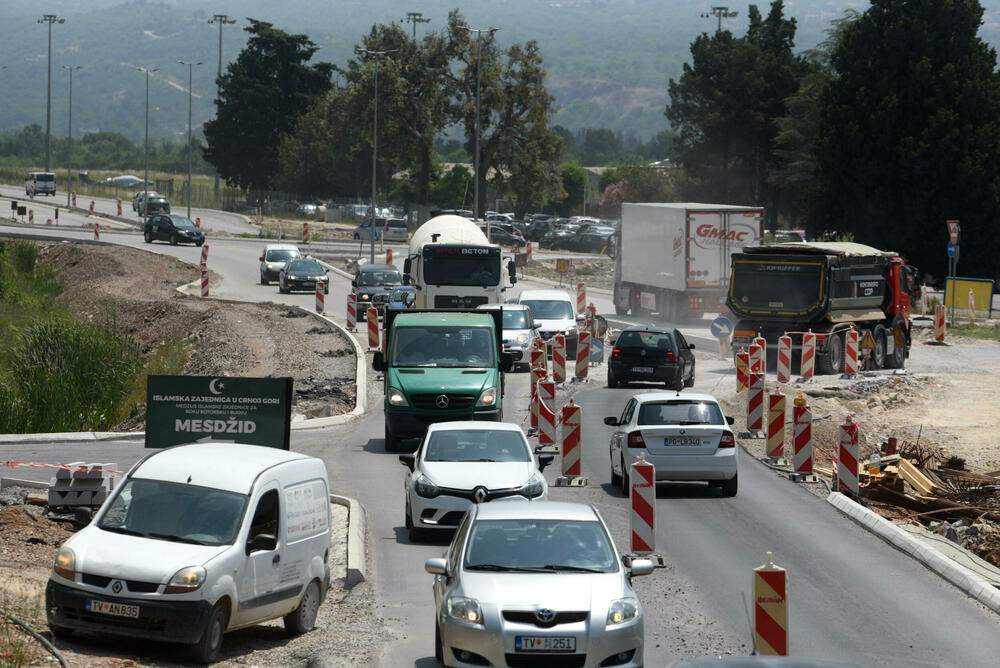 <p>Razrovana džada i tek poneki radnik dočekuju turiste na dijelu Jadranske magistrale od Jaza do tivatskog aerodroma.</p>  <p>Sat ili više, ponekad i dva, traje vožnja na dionici dugoj petnaestak kilometara, reporterima “Vijesti” u utorak je trebalo 25 minuta jer su “imali sreće”...</p>