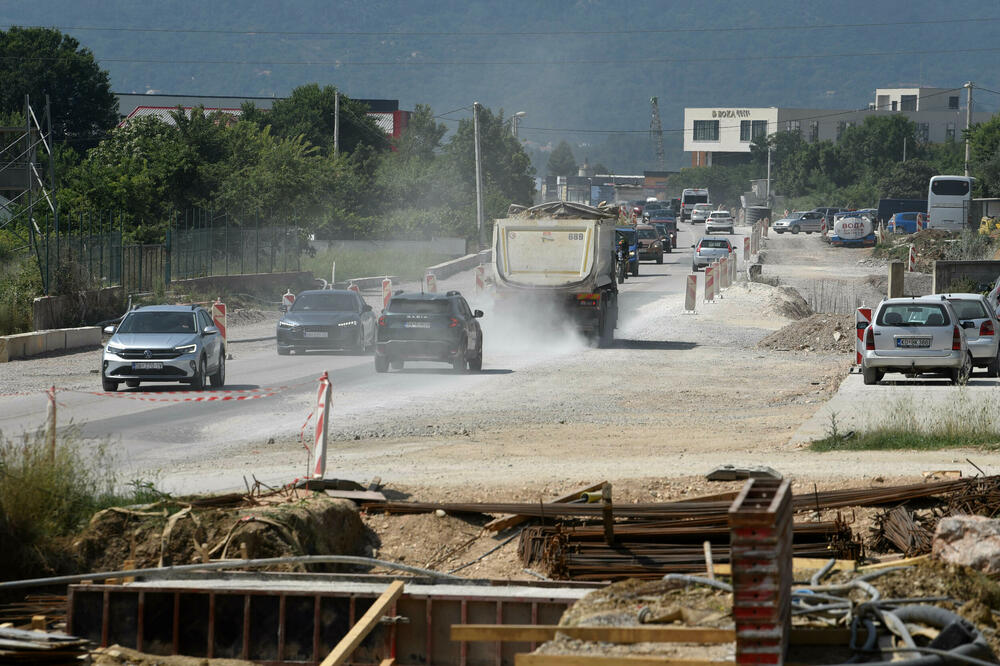 <p>Razrovana džada i tek poneki radnik dočekuju turiste na dijelu Jadranske magistrale od Jaza do tivatskog aerodroma.</p>  <p>Sat ili više, ponekad i dva, traje vožnja na dionici dugoj petnaestak kilometara, reporterima “Vijesti” u utorak je trebalo 25 minuta jer su “imali sreće”...</p>