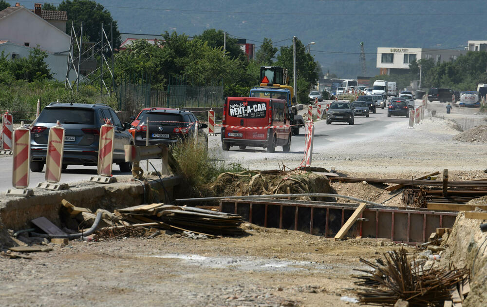 <p>Razrovana džada i tek poneki radnik dočekuju turiste na dijelu Jadranske magistrale od Jaza do tivatskog aerodroma.</p>  <p>Sat ili više, ponekad i dva, traje vožnja na dionici dugoj petnaestak kilometara, reporterima “Vijesti” u utorak je trebalo 25 minuta jer su “imali sreće”...</p>