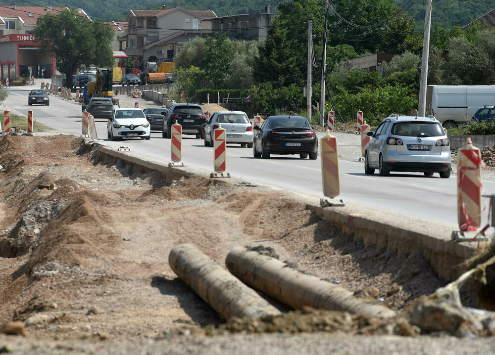 <p>Razrovana džada i tek poneki radnik dočekuju turiste na dijelu Jadranske magistrale od Jaza do tivatskog aerodroma.</p>  <p>Sat ili više, ponekad i dva, traje vožnja na dionici dugoj petnaestak kilometara, reporterima “Vijesti” u utorak je trebalo 25 minuta jer su “imali sreće”...</p>