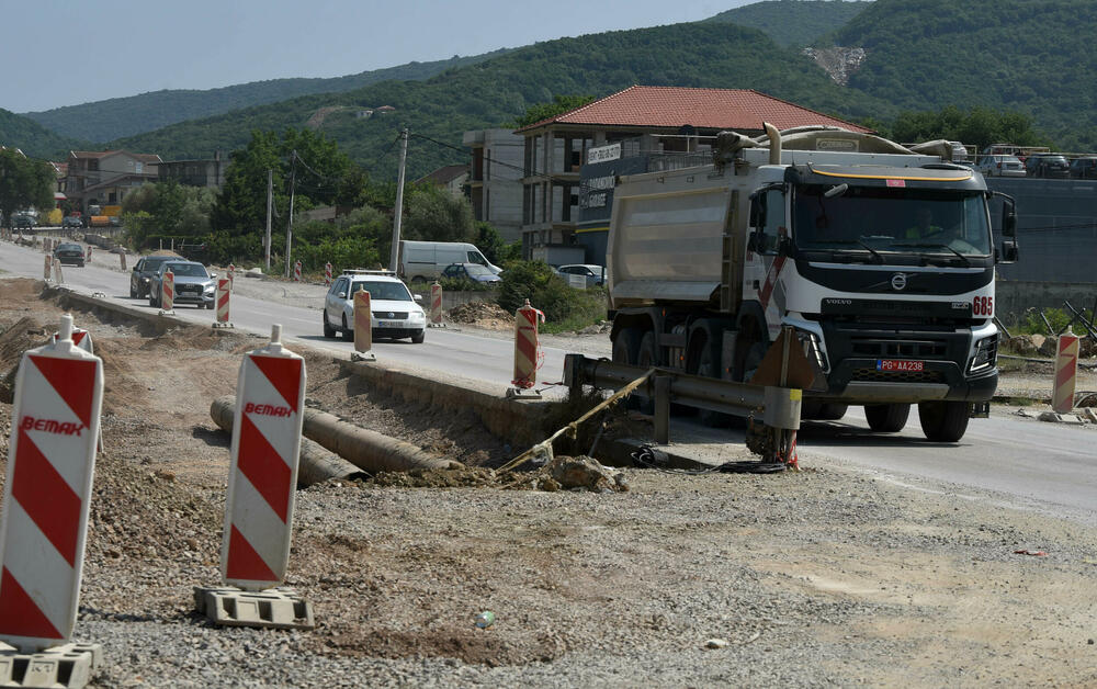 <p>Razrovana džada i tek poneki radnik dočekuju turiste na dijelu Jadranske magistrale od Jaza do tivatskog aerodroma.</p>  <p>Sat ili više, ponekad i dva, traje vožnja na dionici dugoj petnaestak kilometara, reporterima “Vijesti” u utorak je trebalo 25 minuta jer su “imali sreće”...</p>