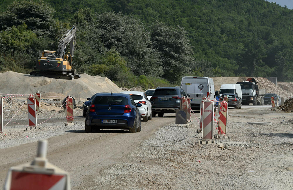 <p>Razrovana džada i tek poneki radnik dočekuju turiste na dijelu Jadranske magistrale od Jaza do tivatskog aerodroma.</p>  <p>Sat ili više, ponekad i dva, traje vožnja na dionici dugoj petnaestak kilometara, reporterima “Vijesti” u utorak je trebalo 25 minuta jer su “imali sreće”...</p>