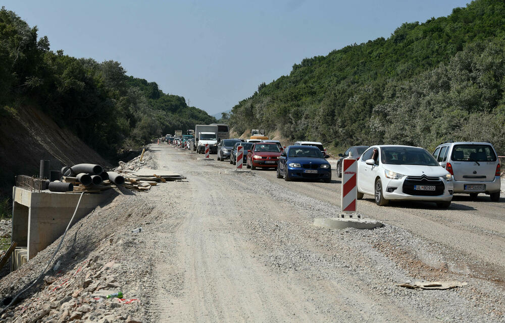 <p>Razrovana džada i tek poneki radnik dočekuju turiste na dijelu Jadranske magistrale od Jaza do tivatskog aerodroma.</p>  <p>Sat ili više, ponekad i dva, traje vožnja na dionici dugoj petnaestak kilometara, reporterima “Vijesti” u utorak je trebalo 25 minuta jer su “imali sreće”...</p>