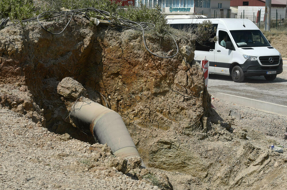 <p>Razrovana džada i tek poneki radnik dočekuju turiste na dijelu Jadranske magistrale od Jaza do tivatskog aerodroma.</p>  <p>Sat ili više, ponekad i dva, traje vožnja na dionici dugoj petnaestak kilometara, reporterima “Vijesti” u utorak je trebalo 25 minuta jer su “imali sreće”...</p>