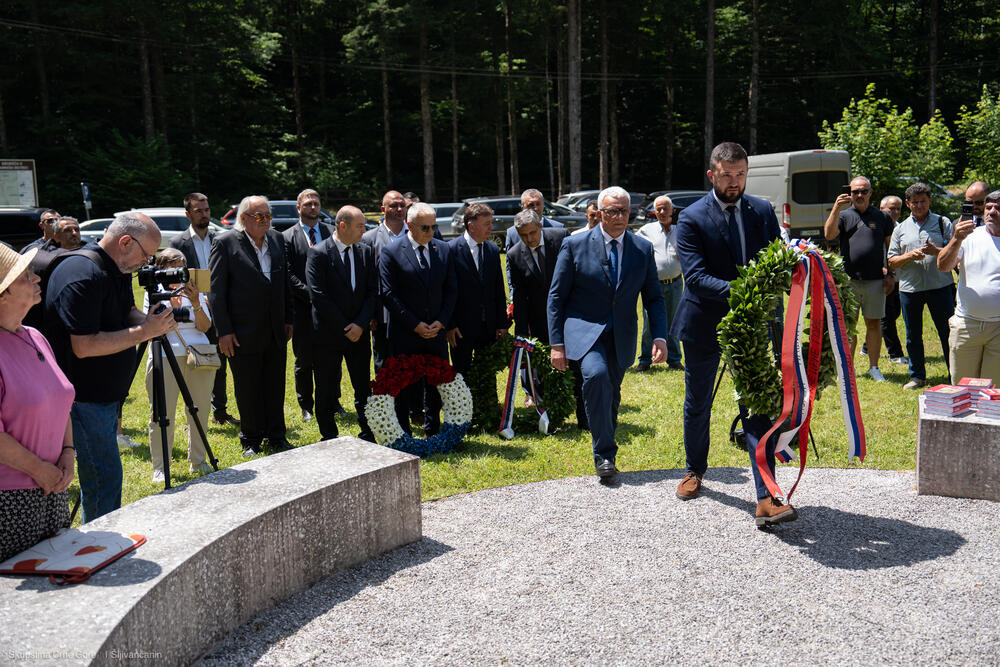 <p>Mandić je rekao da je "u proljeće 1945. godine, u vrijeme kada je rat bio završen, više od deset hiljada boraca Jugoslovenske vojske u otadžbini iz Crne Gore, Boke, Sandžaka, Hercegovine i Istočne Bosne, nastavilo svoj put, zajedno sa tifusarima, ranjenicima i hiljadama članova porodica, u nadi da će se povezati sa zapadnim saveznicima i izbjeći staljinistički teror koji je tada pratio kraj bratoubilačkog rata i komunističku revoluciju"</p>