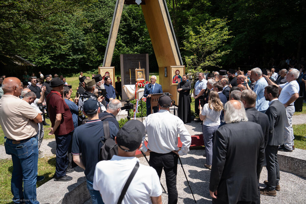 <p>Mandić je rekao da je "u proljeće 1945. godine, u vrijeme kada je rat bio završen, više od deset hiljada boraca Jugoslovenske vojske u otadžbini iz Crne Gore, Boke, Sandžaka, Hercegovine i Istočne Bosne, nastavilo svoj put, zajedno sa tifusarima, ranjenicima i hiljadama članova porodica, u nadi da će se povezati sa zapadnim saveznicima i izbjeći staljinistički teror koji je tada pratio kraj bratoubilačkog rata i komunističku revoluciju"</p>