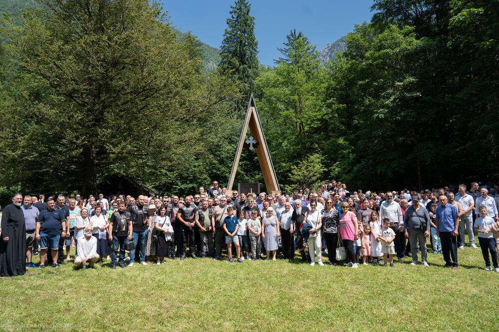 <p>Mandić je rekao da je "u proljeće 1945. godine, u vrijeme kada je rat bio završen, više od deset hiljada boraca Jugoslovenske vojske u otadžbini iz Crne Gore, Boke, Sandžaka, Hercegovine i Istočne Bosne, nastavilo svoj put, zajedno sa tifusarima, ranjenicima i hiljadama članova porodica, u nadi da će se povezati sa zapadnim saveznicima i izbjeći staljinistički teror koji je tada pratio kraj bratoubilačkog rata i komunističku revoluciju"</p>