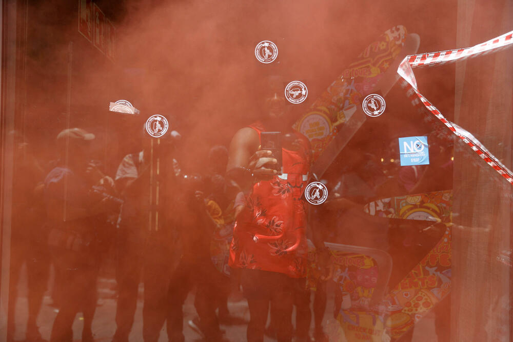 <p>Pod okriljem saveza SET - Sud d'Europa contra la Turistització - "Južna Evropa protiv prekomjernog turizma" - demonstranti su se udružili sa grupama u Portugalu i Italiji, tvrdeći da nekontrolisani turizam dovodi do rasta cijena stanova i tjera ljude da napuštaju njihova naselja</p>