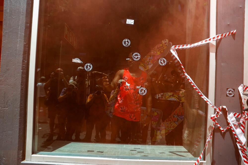 <p>Pod okriljem saveza SET - Sud d'Europa contra la Turistització - "Južna Evropa protiv prekomjernog turizma" - demonstranti su se udružili sa grupama u Portugalu i Italiji, tvrdeći da nekontrolisani turizam dovodi do rasta cijena stanova i tjera ljude da napuštaju njihova naselja</p>