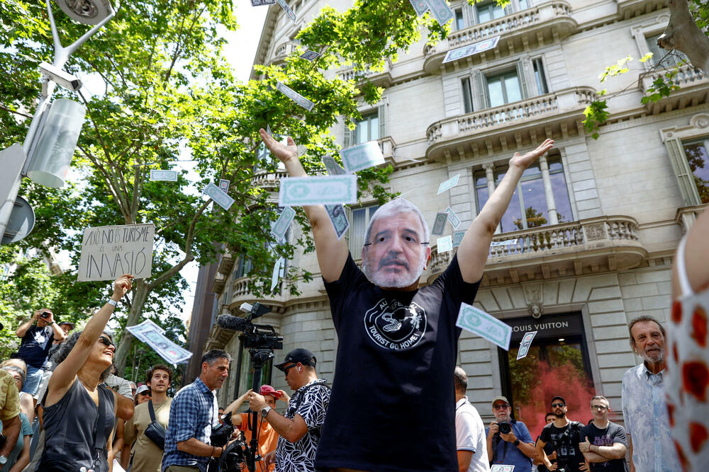 <p>Pod okriljem saveza SET - Sud d'Europa contra la Turistització - "Južna Evropa protiv prekomjernog turizma" - demonstranti su se udružili sa grupama u Portugalu i Italiji, tvrdeći da nekontrolisani turizam dovodi do rasta cijena stanova i tjera ljude da napuštaju njihova naselja</p>