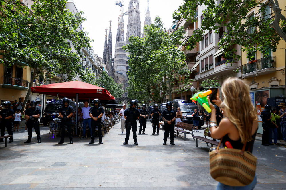 <p>Pod okriljem saveza SET - Sud d'Europa contra la Turistització - "Južna Evropa protiv prekomjernog turizma" - demonstranti su se udružili sa grupama u Portugalu i Italiji, tvrdeći da nekontrolisani turizam dovodi do rasta cijena stanova i tjera ljude da napuštaju njihova naselja</p>