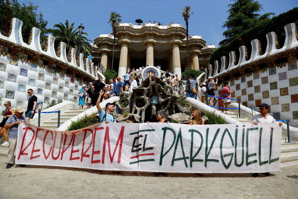 <p>Pod okriljem saveza SET - Sud d'Europa contra la Turistització - "Južna Evropa protiv prekomjernog turizma" - demonstranti su se udružili sa grupama u Portugalu i Italiji, tvrdeći da nekontrolisani turizam dovodi do rasta cijena stanova i tjera ljude da napuštaju njihova naselja</p>