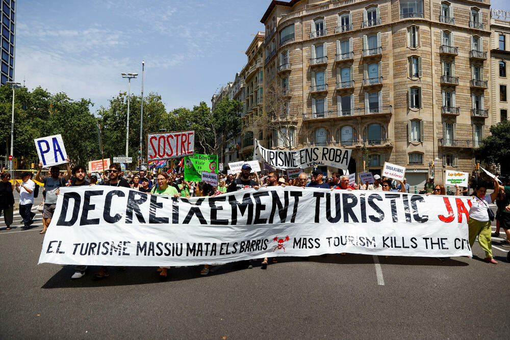 <p>Pod okriljem saveza SET - Sud d'Europa contra la Turistització - "Južna Evropa protiv prekomjernog turizma" - demonstranti su se udružili sa grupama u Portugalu i Italiji, tvrdeći da nekontrolisani turizam dovodi do rasta cijena stanova i tjera ljude da napuštaju njihova naselja</p>