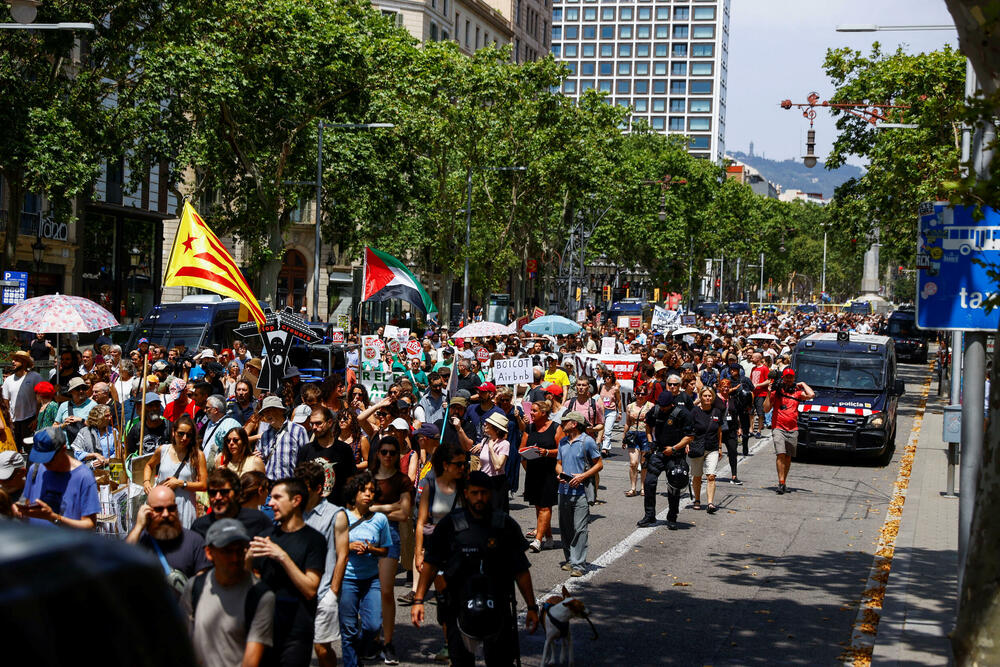 <p>Pod okriljem saveza SET - Sud d'Europa contra la Turistització - "Južna Evropa protiv prekomjernog turizma" - demonstranti su se udružili sa grupama u Portugalu i Italiji, tvrdeći da nekontrolisani turizam dovodi do rasta cijena stanova i tjera ljude da napuštaju njihova naselja</p>