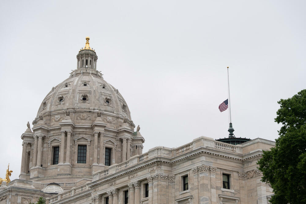 <p>Senatorka iz Minesote, demokratkinja Ejmi Klobučar, izjavila je da vlasti vjeruju da je osumnjičeni još uvijek na Srednjem zapadu, dodajući da je upozorenje izdato u susjednoj Južnoj Dakoti</p>