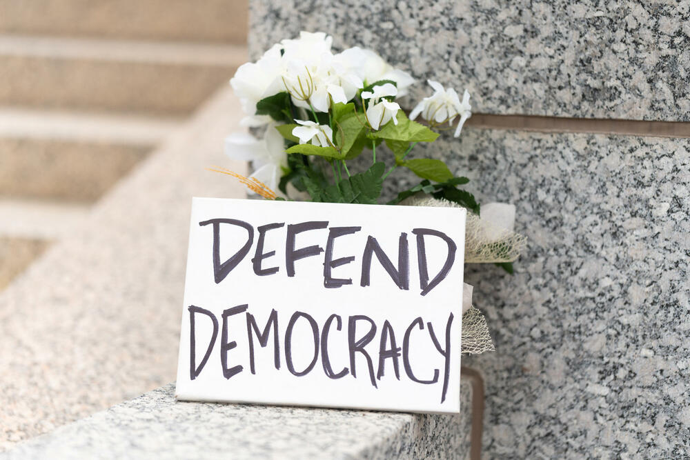 <p>Senatorka iz Minesote, demokratkinja Ejmi Klobučar, izjavila je da vlasti vjeruju da je osumnjičeni još uvijek na Srednjem zapadu, dodajući da je upozorenje izdato u susjednoj Južnoj Dakoti</p>