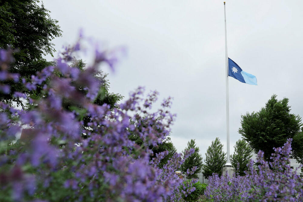 <p>Senatorka iz Minesote, demokratkinja Ejmi Klobučar, izjavila je da vlasti vjeruju da je osumnjičeni još uvijek na Srednjem zapadu, dodajući da je upozorenje izdato u susjednoj Južnoj Dakoti</p>