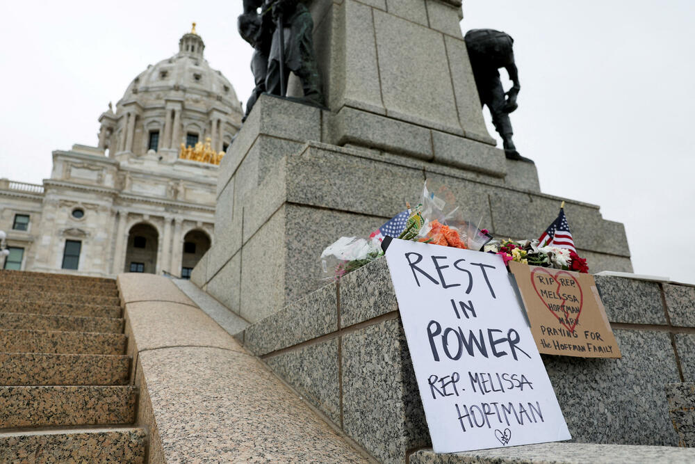 <p>Senatorka iz Minesote, demokratkinja Ejmi Klobučar, izjavila je da vlasti vjeruju da je osumnjičeni još uvijek na Srednjem zapadu, dodajući da je upozorenje izdato u susjednoj Južnoj Dakoti</p>