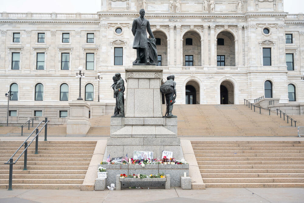 <p>Senatorka iz Minesote, demokratkinja Ejmi Klobučar, izjavila je da vlasti vjeruju da je osumnjičeni još uvijek na Srednjem zapadu, dodajući da je upozorenje izdato u susjednoj Južnoj Dakoti</p>