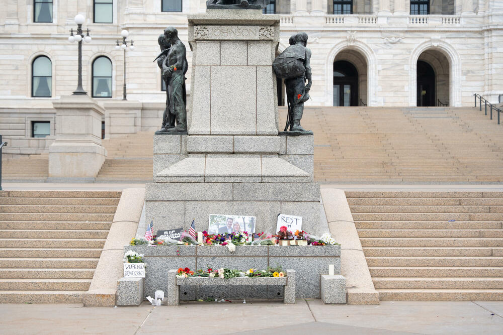 <p>Senatorka iz Minesote, demokratkinja Ejmi Klobučar, izjavila je da vlasti vjeruju da je osumnjičeni još uvijek na Srednjem zapadu, dodajući da je upozorenje izdato u susjednoj Južnoj Dakoti</p>