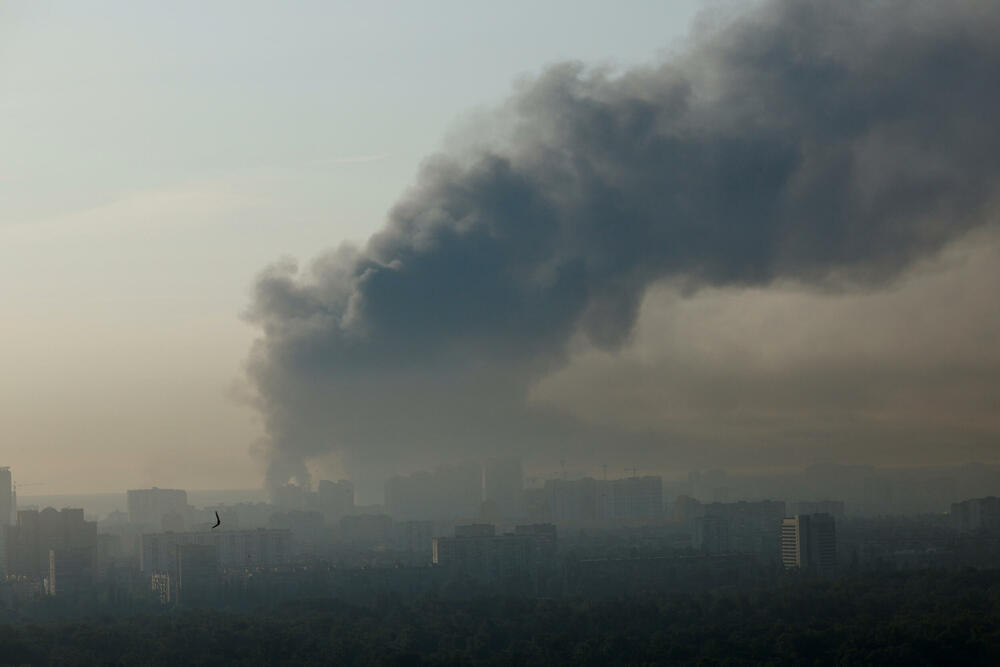<p>U napadu su oštećene stambene zgrade, obrazovne ustanove i kritični objekti infrastrukture</p>