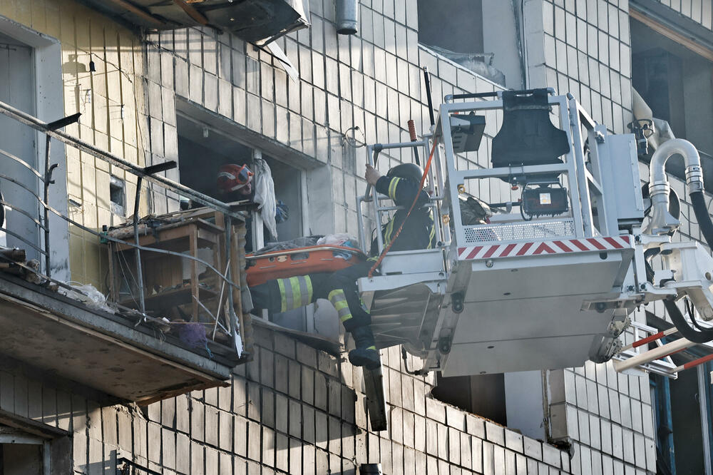 <p>U napadu su oštećene stambene zgrade, obrazovne ustanove i kritični objekti infrastrukture</p>