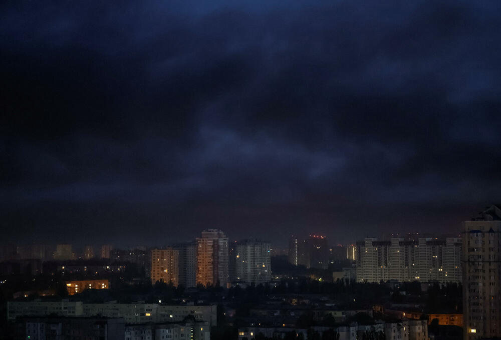 <p>U napadu su oštećene stambene zgrade, obrazovne ustanove i kritični objekti infrastrukture</p>