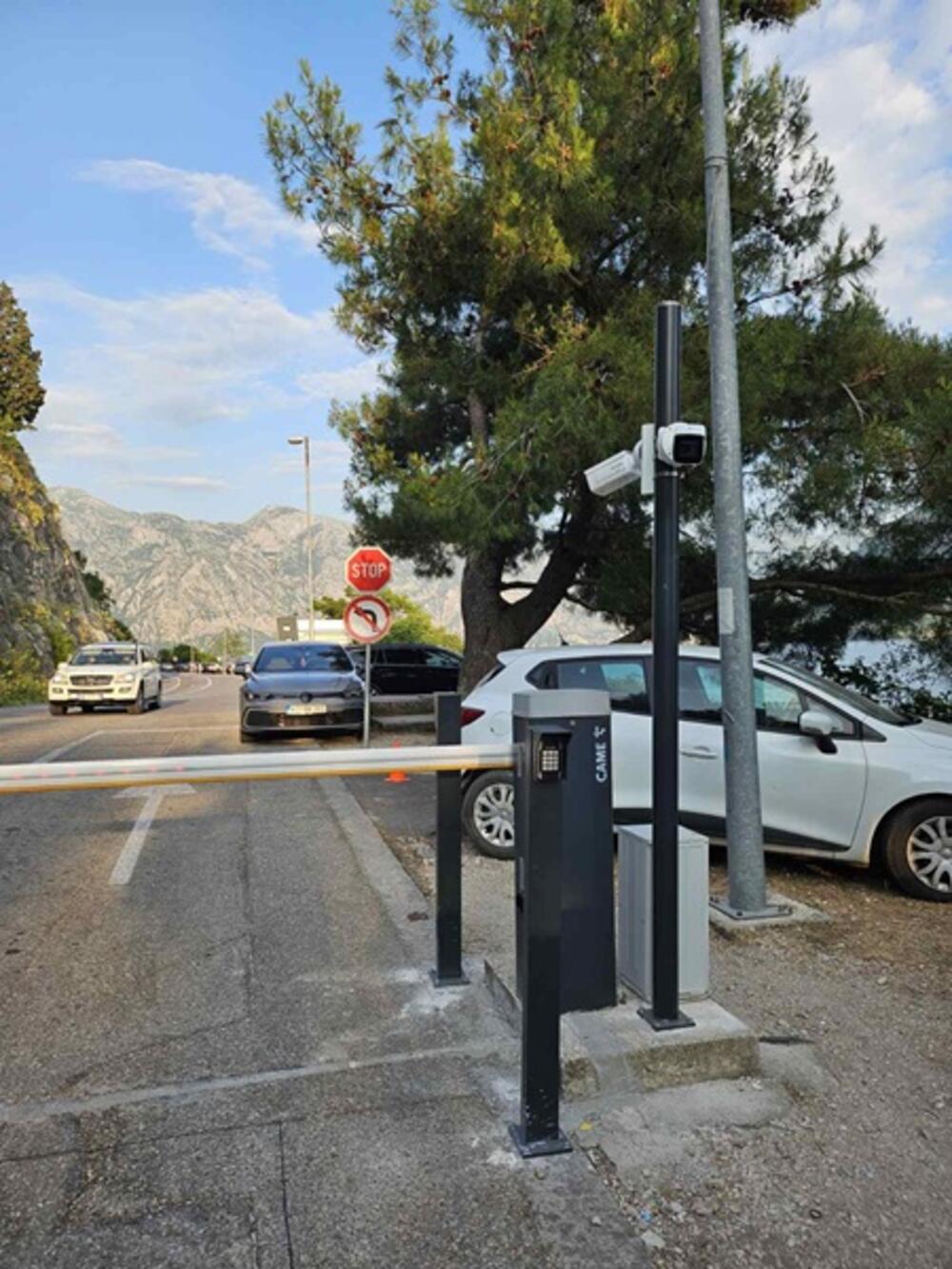 <p>"Na samom početku bilo je određenih poteškoća, budući da se testirao novi sistem rampi za automatsko očitavanje registarskih tablica", piše u saopštenju</p>