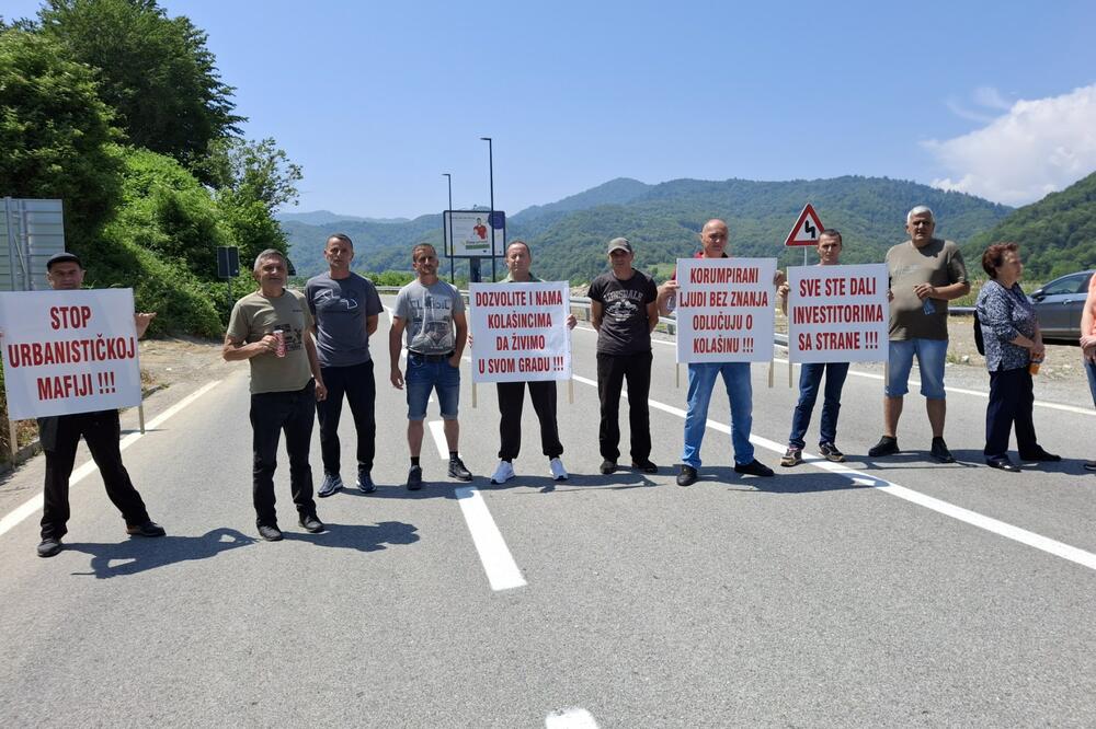 Preduzetnik Rajković sa zaposlenima blokirao magistralu od Kolašina prema Mateševu, Foto: Dragana Šćepanović