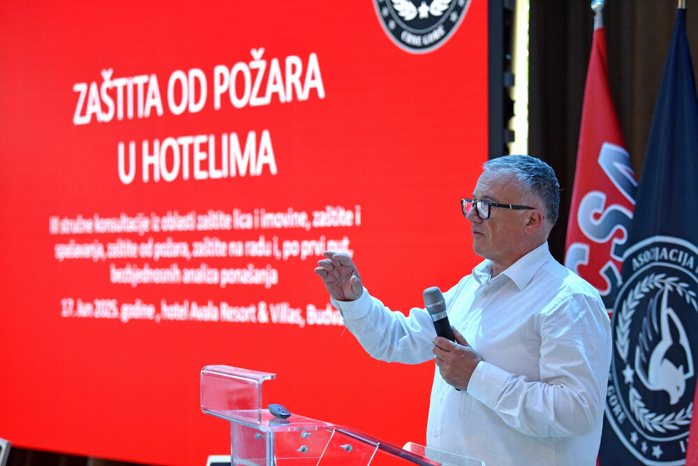 <p><em>U organizaciji Asocijacije menadžera bezbjednosti Crne Gore, a uz podršku Ministarstva unutrašnjih poslova Crne Gore, Ministarstva rada, zapošljavanja i socijalnog staranja Crne Gore i Privredne komore Crne Gore, 17. juna 2025. godine u Budvi su održane III Stručne konsultacije iz oblasti bezbjednosti. Događaj je okupio stručnjake iz javnog i privatnog sektora, predstavnike nadležnih institucija, bezbjednosnih struktura i privrednih subjekata, sa ciljem jačanja međusektorske saradnje i unapređenja profesionalnih standarda.</em></p>